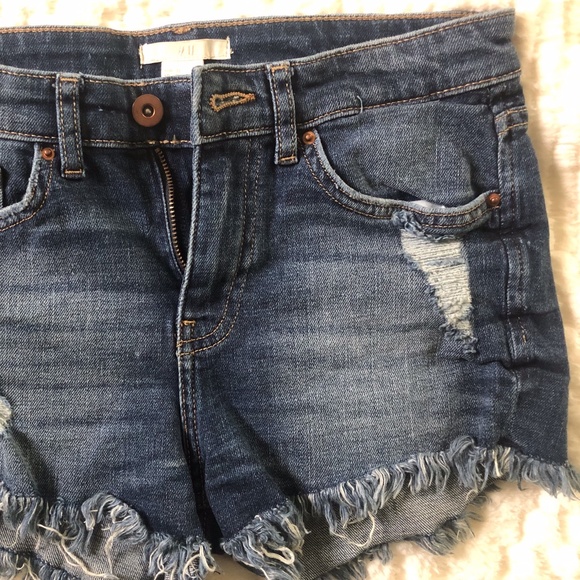 H&M distressed denim shorts- 2 - Picture 1 of 3